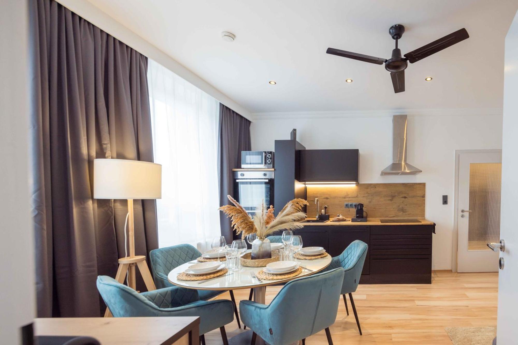 Schillerapartment Hof, Kueche, 24H Digital-Checkin, Parkplatz, Wlan250Mbit 호프 외부 사진