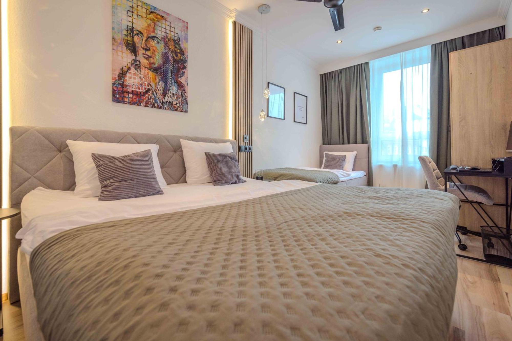 Schillerapartment Hof, Kueche, 24H Digital-Checkin, Parkplatz, Wlan250Mbit 호프 외부 사진