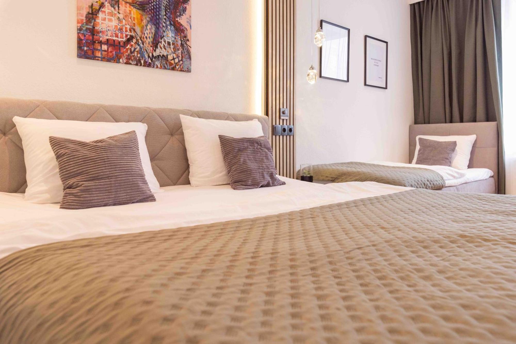 Schillerapartment Hof, Kueche, 24H Digital-Checkin, Parkplatz, Wlan250Mbit 호프 외부 사진